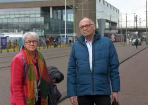 Afb: Liesbeth Schoenman en Bert Steinebach op weg naar de minister. © Jos van Leeuwen