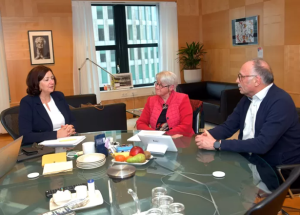 Afb: Liesbeth Schoenman luistert aandachtig naar de reactie van minister Helder. © Jos van Leeuwen